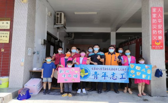 慰勞防疫人員暖警消 新移民募集愛心異國料理送暖