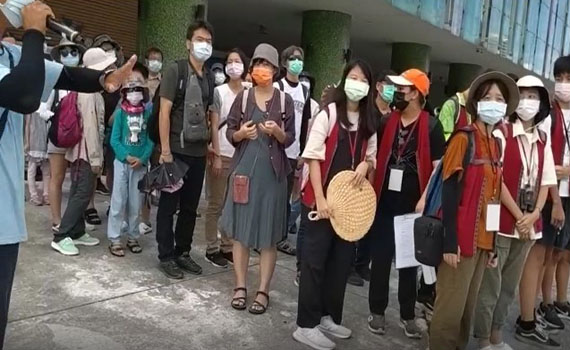 疫情趨緩暑假最後周日 宜蘭頭城賞鯨、衝浪爆人潮