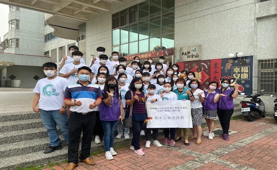 嘉縣府贈「Q嘉義」T恤 期勉工讀生心繫故鄉