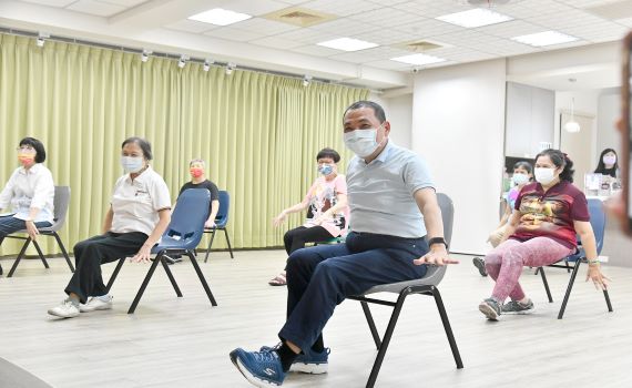侯友宜宣布重陽禮金比中央振興券更早發放