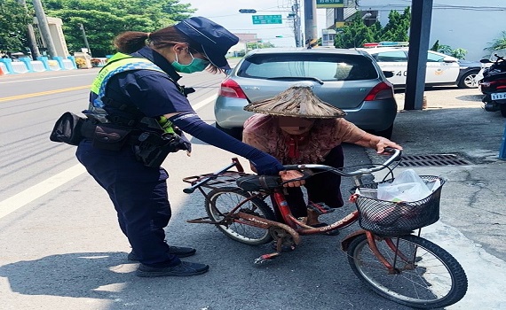 八旬痀僂老婦頂烈日牽「破風」車 暖警護送返家