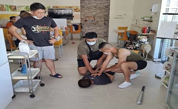 台南猖狂高一生砸早餐店 現役軍人「奪棒」壓制