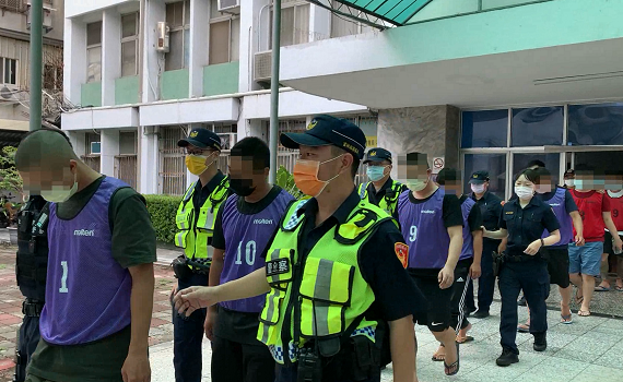 不滿超商店員態度欠佳 引朋助陣嗆聲遭警制止