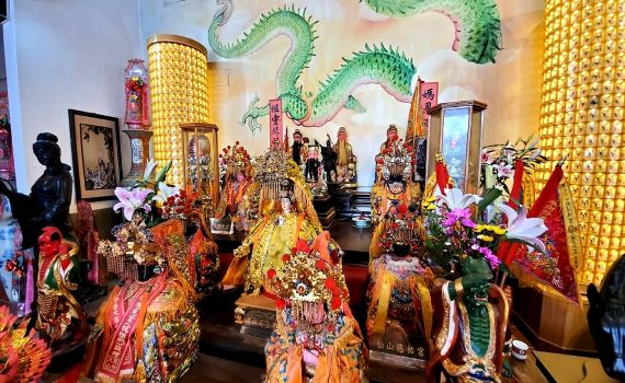 為台灣祈福除瘟 七尊媽祖乘坐七彩神轎供民眾「鑽轎腳」