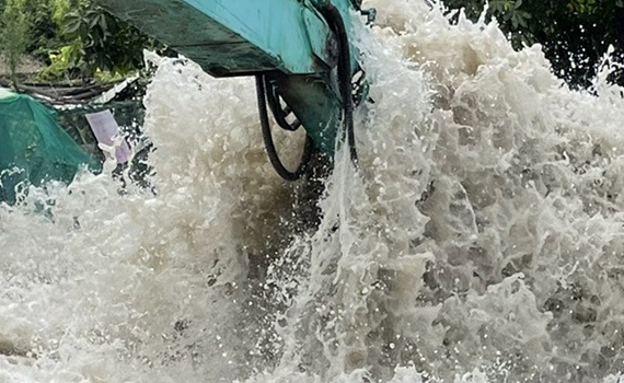 快訊/高雄疑水管爆開如湧泉 水淹道路癱瘓200公尺