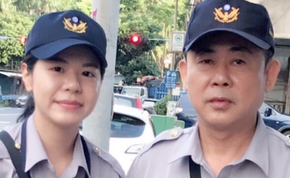 直擊(影)/高雄毒蟲拒檢撞警逃逸 正妹女警忍痛負傷秒開槍逮人