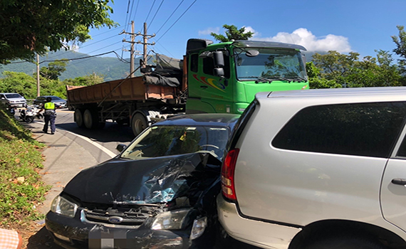 疑停等後起步操作不慎 蘇花公路砂石車追撞四自小客車