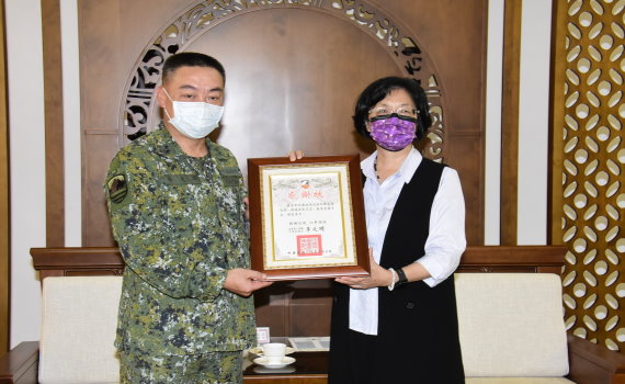 中秋敬軍 王惠美致贈加菜金