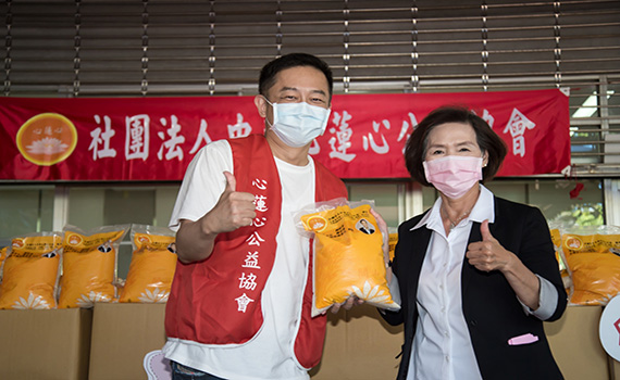 「心蓮心」連續七年捐白米 陳昭榮承父志助弱勢