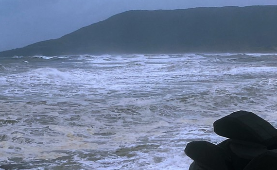 直擊（有影片）／璨樹颱風逼近恆春半島東岸　太平洋浪高4米強襲「八瑤灣」 