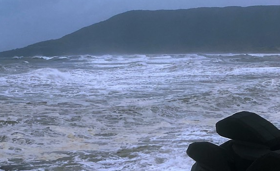 直擊(有影片)/璨樹颱風逼近恆春半島東岸 太平洋浪高4米強襲「八瑤灣」