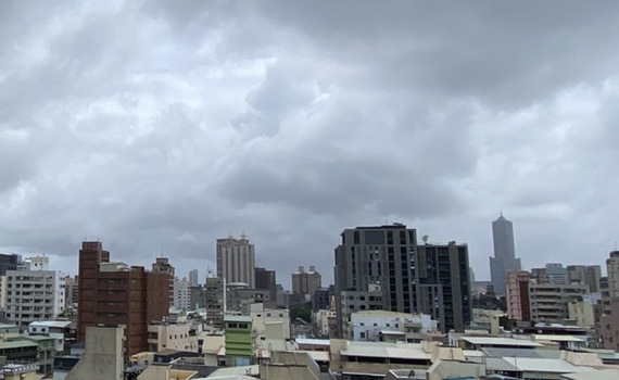 璨樹暴風圈壟罩 高雄市應變中心全面戒備