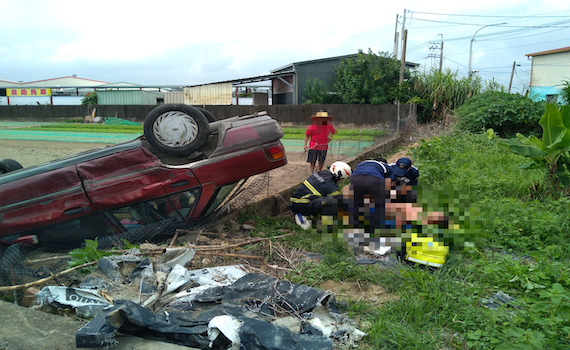 汽車闖紅燈撞機車後倒栽蔥翻落田裡 三人受傷緊急送醫 