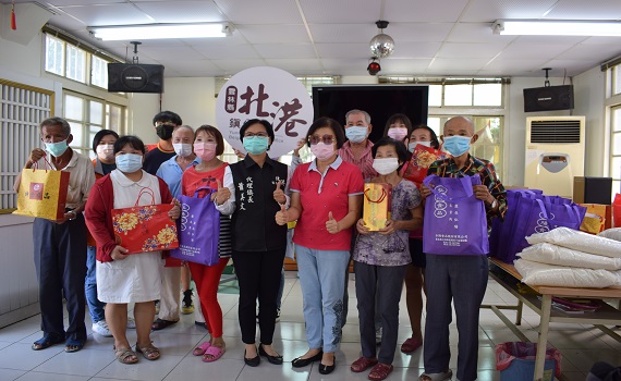 影/北港鎮公所關懷獨居長者 中秋節前贈禮慰問