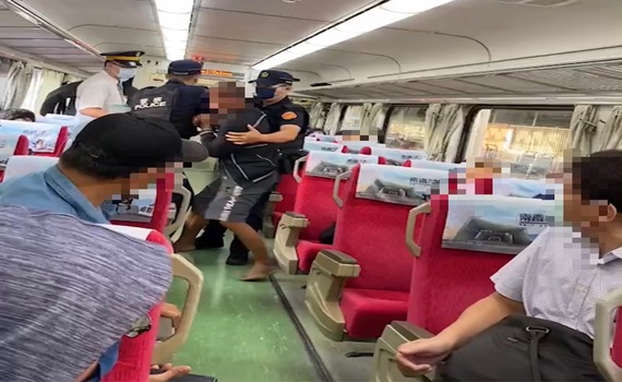 男子拒戴口罩大鬧自強號 嗆警:有種拿槍打掉我