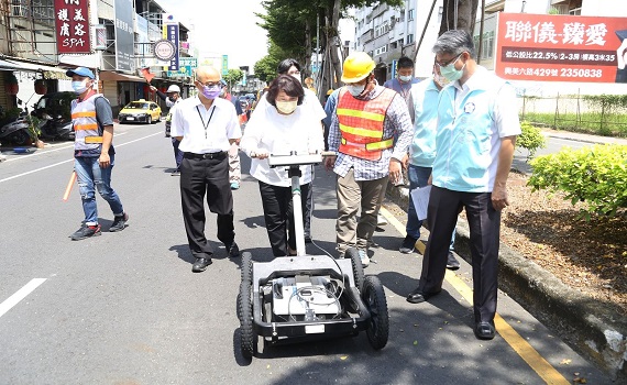 科技揪出道路隱形殺手 黃敏惠視察透地雷達檢測