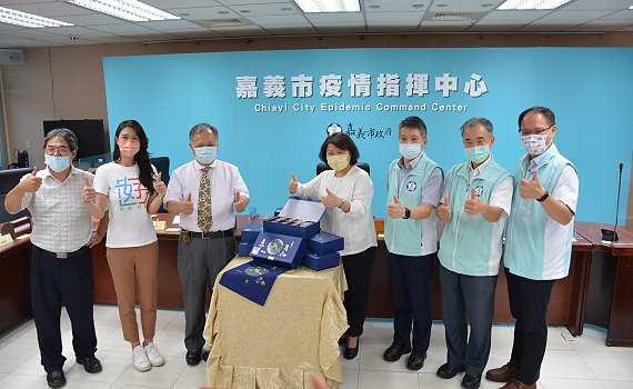 體恤第一線警消人員 企業捐贈美味月餅禮盒