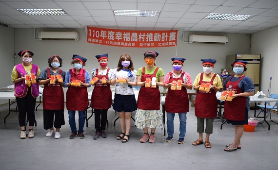 影/北港鎮農會家政班學員、志工 製作千顆蛋黃酥贈長輩