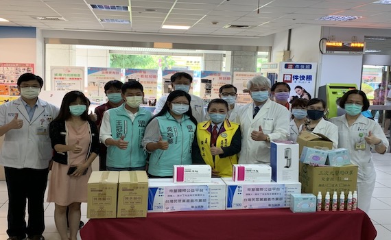 政黨與企業合捐100組快篩劑 嘉義醫院協助弱勢減少負擔