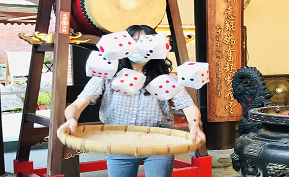 傳藝慶中秋 推復古擲骰子博狀元喝四紅