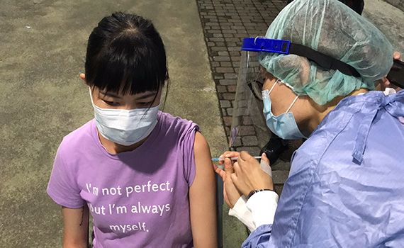 宜蘭縣疫苗接種涵蓋率過半 學生BNT施打意願高