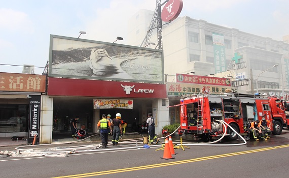 斗六市雲林路品牌鞋店火警 濃煙惡臭焦味瀰漫