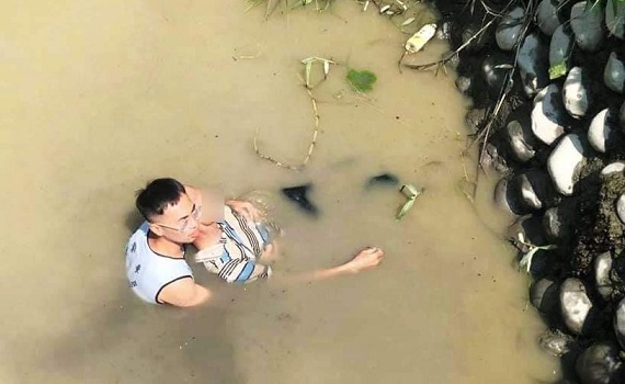 老翁騎車撞橋墩意外落水 勇警緊急跳水鬼門關搶人