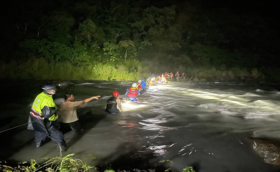 溯溪突遇溪水暴漲  20人受困南澳北溪宜縣消防局馳援脫困 