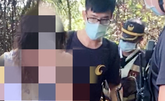 直擊(有影片)/婦人暈困高雄軍遺碉堡警消攀山急搶救 目擊遊客:「警消汗流夾背救援辛苦了」