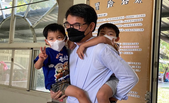 劉建國中秋愛心送暖 育幼院小朋友感受溫情