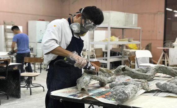 自桎梏何以逍遙 大葉校友陳右承榮獲大墩美展雕塑組第二名