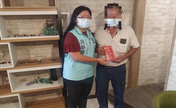 研究生疑因接種高端後摔車昏迷 民眾黨前往慰問並協助爭取權益