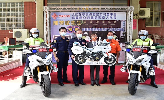 企業慨捐2部警用重機 警長歡喜回贈仿真模型車