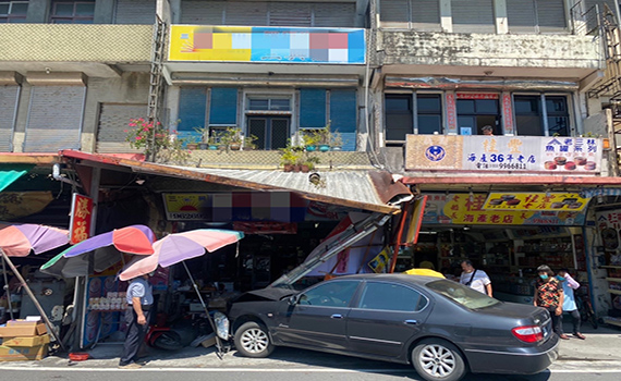 女駕駛疑閃避機車誤踩油門撞進店家 老闆、騎士雙雙送醫