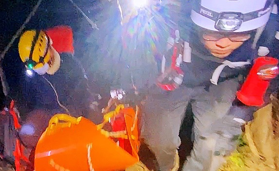 直擊(有影片)/高雄「山地特種戰術救援」 擬真演練超逼真 山友:虛驚一場
