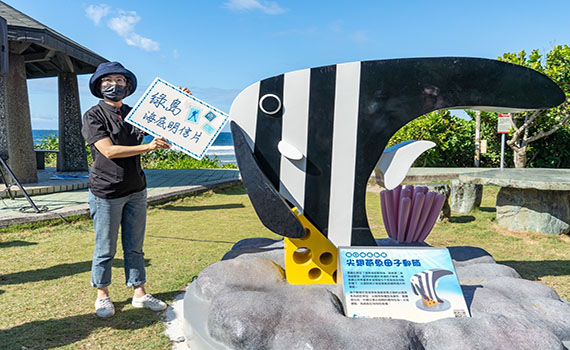 全球10大潛水勝地網美新地標 綠島尖翅燕魚海底母子郵筒正式啟用 