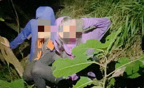最新直擊(有影片)/高雄2山友夜困原始刺林4H 警消搜救小組「叢林穿越」搶救