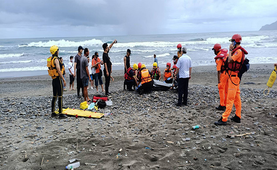 研究生偕友人頭城蜜月灣衝浪失聯 搜救人員岸邊尋獲遺體 