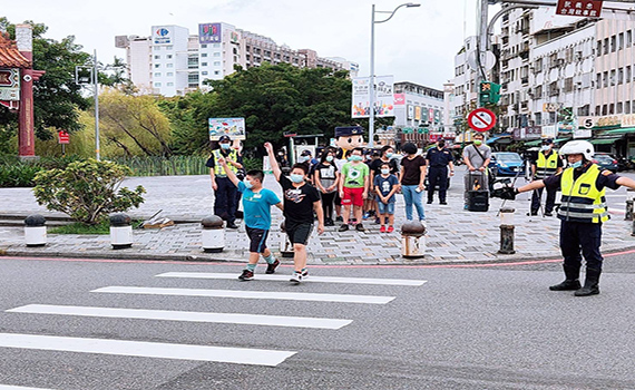 交通安全月 宜警路口宣導行人路權