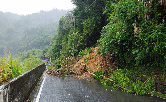 清水地熱聯外道路土石滑落 20多部車輛受困園區