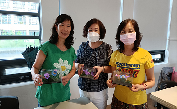 影/宜蘭縣文化局推廣蓪草紙花 學員做伙樂傳承