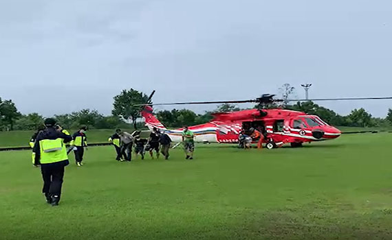 露營受困大同鄉石門溪 直升機救援13民眾脫困