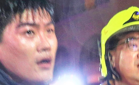 直擊(多圖)/高雄鹽埕區「城中城」大樓奪命惡火 警消持續搜救中