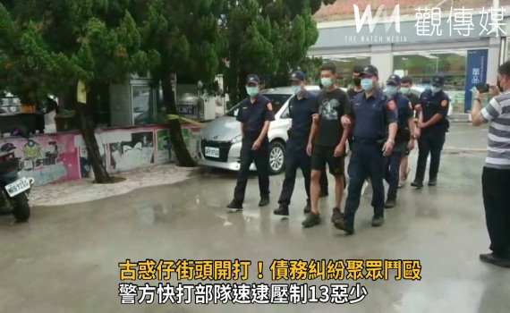 影/古惑仔街頭開打!債務糾紛聚眾鬥毆 還埋伏撞車起火
