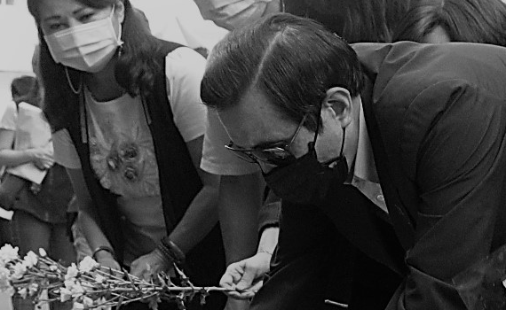影/高雄城中城火警 馬英九15日南下赴現場獻花默哀致意