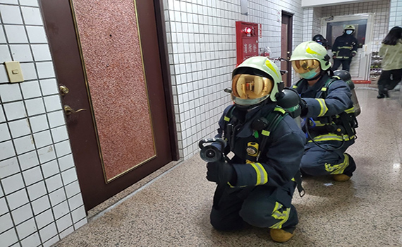 高雄大樓火警引以為戒 宜縣消防局加強住商大樓火災搶救演練及安檢 