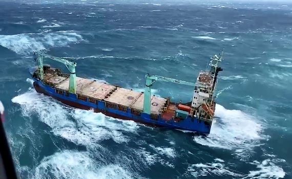 澎東北季風肆虐　中國籍信燕輪吉貝海域失去動力救起14名船員 