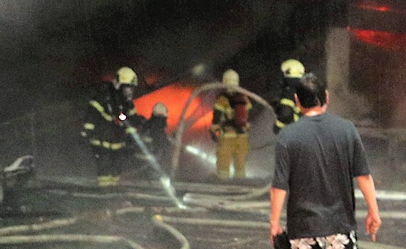 畫面曝光!男遭反鎖房內命葬火窟 高雄城中城大火死者兄哀嚎求救