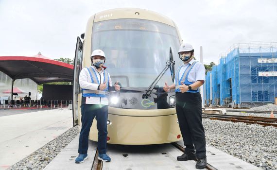 安坑輕軌首列車進駐機廠 侯友宜:力拚明年底通車