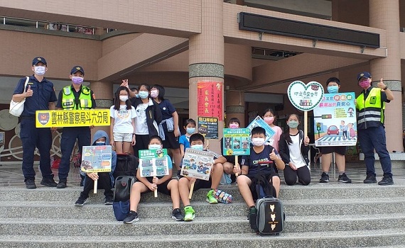 斗六警護學子　走進校園宣導交通安全 
